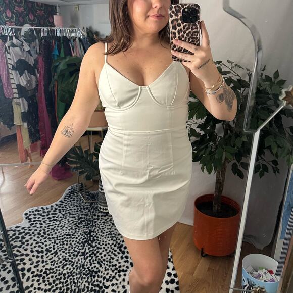 Princess Polly Novella Mini Dress White Size 8 NWT - Picture 3 of 5